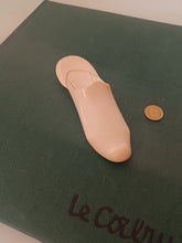 Charger l&#39;image dans la galerie, Chaussure babouche en os sculpté, travail probablement Japonais quel précision et pureté. Fin XIXÈME début XXÈME

