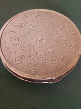 Charger l&#39;image dans la galerie, Boîte à poudrer miroir , en argent massif 0.800 . Début XXÈME probablement Suisse
