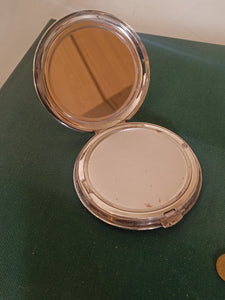 Boîte à poudrer miroir , en argent massif 0.800 . Début XXÈME probablement Suisse