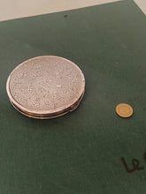 Charger l&#39;image dans la galerie, Boîte à poudrer miroir , en argent massif 0.800 . Début XXÈME probablement Suisse
