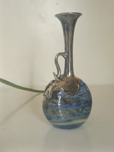 Charger l&#39;image dans la galerie, Vase en verre soufflé irisé, et argent apposé. Milieu XXÈME
