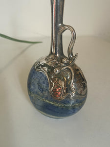 Vase en verre soufflé irisé, et argent apposé. Milieu XXÈME