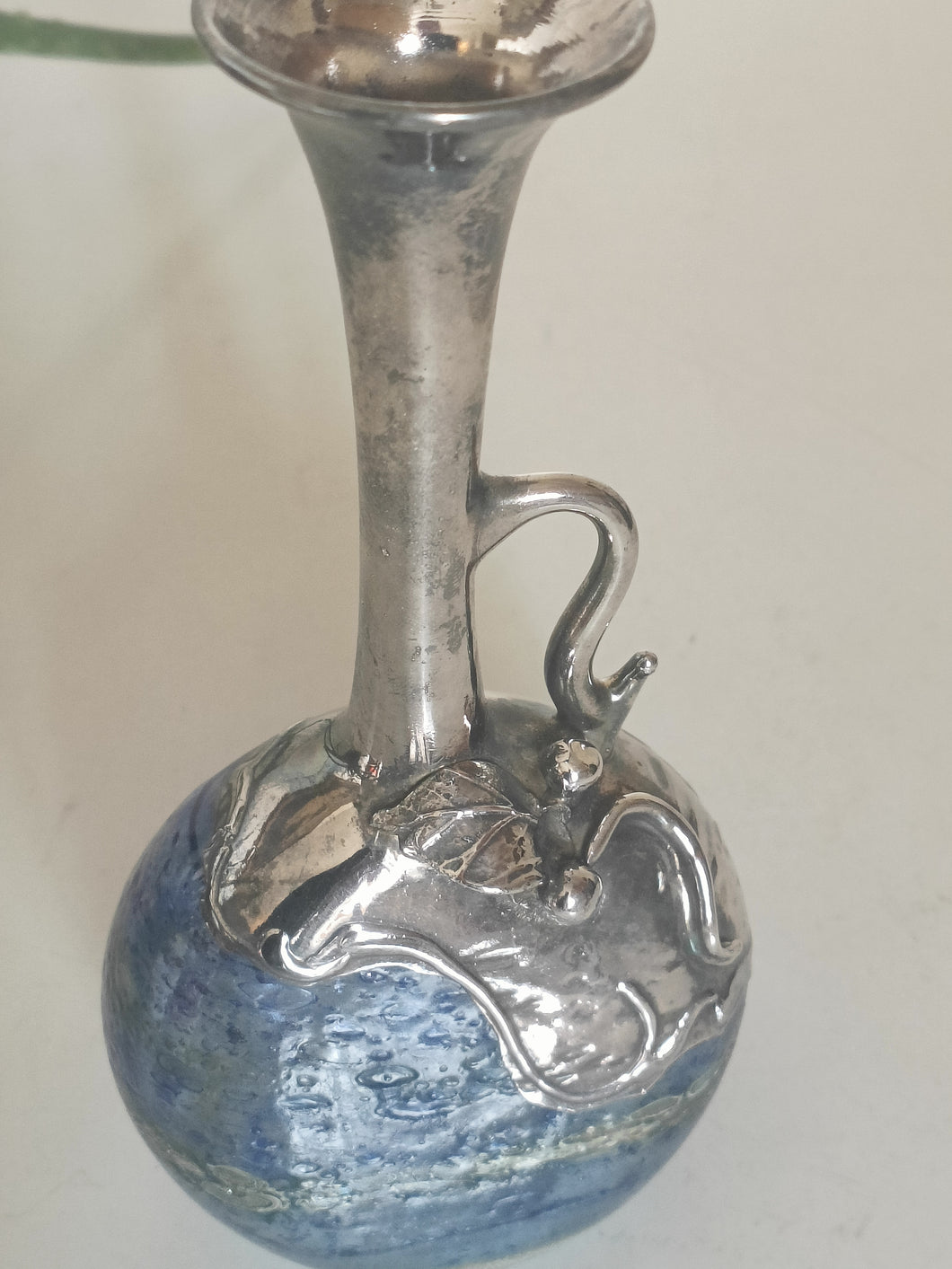 Vase en verre soufflé irisé, et argent apposé. Milieu XXÈME