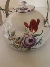Charger l&#39;image dans la galerie, Ludwigsburg rare et exceptionnelle bouilloire en porcelaine XVIIIE peinte à la main
