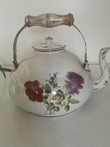 Ludwigsburg rare et exceptionnelle bouilloire en porcelaine XVIIIE peinte à la main