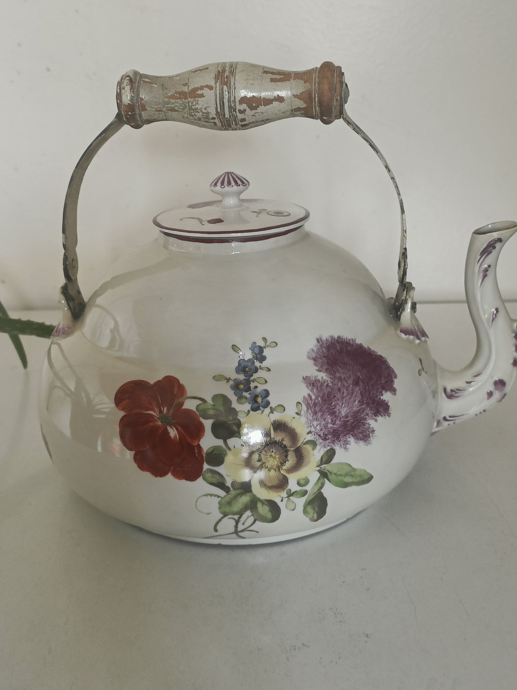 Ludwigsburg rare et exceptionnelle bouilloire en porcelaine XVIIIE peinte à la main