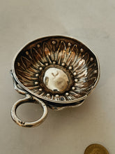 Charger l&#39;image dans la galerie, Tastevin argent Minerve premier titre orfèvre Marc Parrod à Dijon actif de 1903-1944
