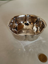 Charger l&#39;image dans la galerie, Ernst Rothlisberger orfèvre neuchâtelois première partie XX.   Écuelle Art déco en argent massif battue au marteau .
