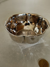 Charger l&#39;image dans la galerie, Ernst Rothlisberger orfèvre neuchâtelois première partie XX.   Écuelle Art déco en argent massif battue au marteau .
