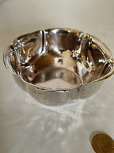 Charger l&#39;image dans la galerie, Ernst Rothlisberger orfèvre neuchâtelois première partie XX.   Écuelle Art déco en argent massif battue au marteau .
