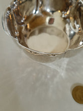 Charger l&#39;image dans la galerie, Ernst Rothlisberger orfèvre neuchâtelois première partie XX.   Écuelle Art déco en argent massif battue au marteau .
