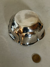 Charger l&#39;image dans la galerie, Ernst Rothlisberger orfèvre neuchâtelois première partie XX.   Écuelle Art déco en argent massif battue au marteau .
