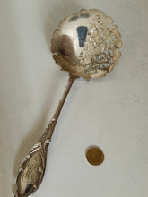 Charger l&#39;image dans la galerie, Ravinet D&#39;enfert rare cuillère à fraises en argent massif premier titre ! Guillochée et ajourée.
