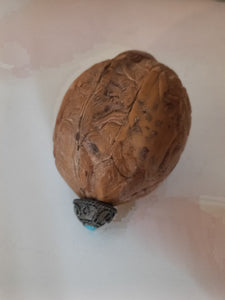 Noix Flacon à tabac sculptée, décors érotique . Probablement Inde début XXÈME