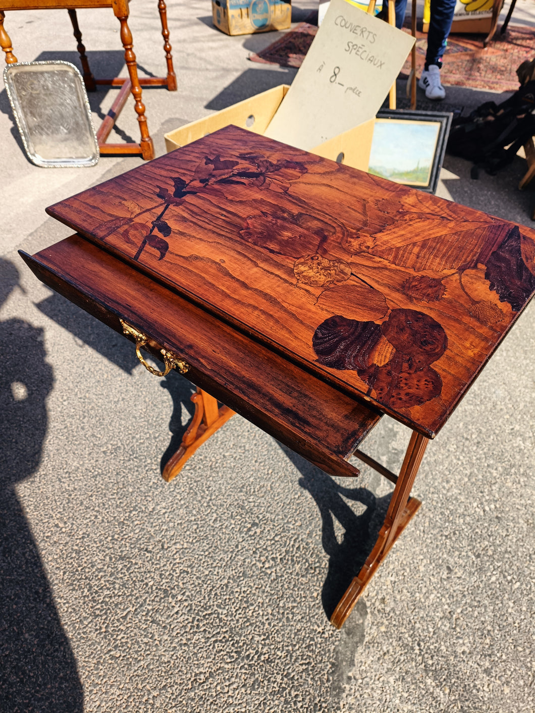 Petite table Art nouveau marquetée. Avec une tirette tablette. Probablement de Gallé