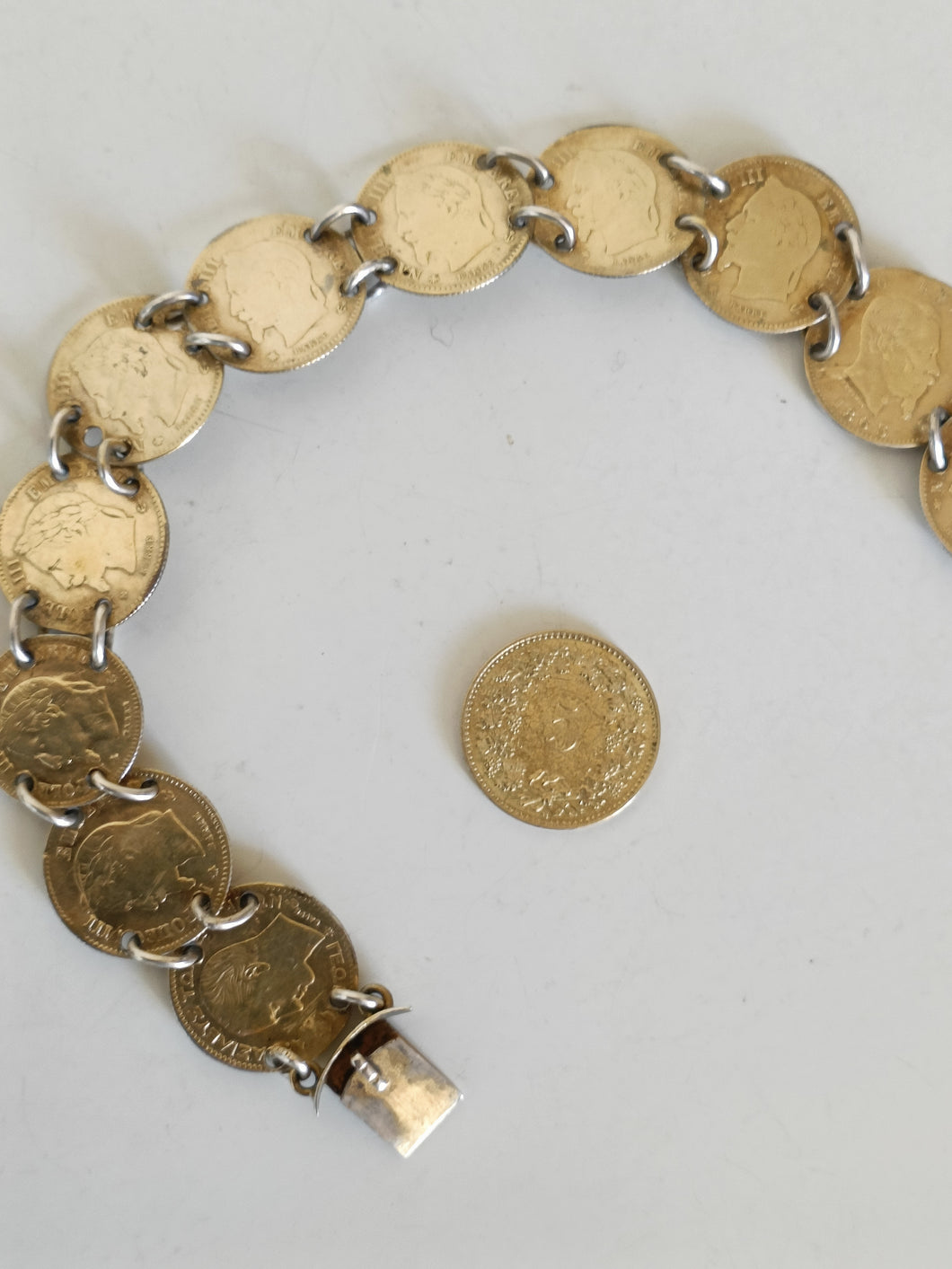 Bracelet monnaie Napoléon III 20 centimes de l'empire doré et monté . Jolie travail