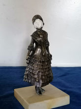 Charger l&#39;image dans la galerie, Bronze chryséléphantine femme en robe, avec socle en marbre. 
