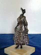 Charger l&#39;image dans la galerie, Bronze chryséléphantine femme en robe, avec socle en marbre. 
