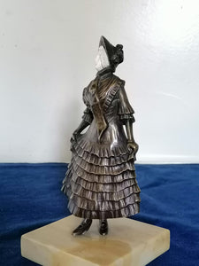 Bronze chryséléphantine femme en robe, avec socle en marbre. 