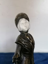 Charger l&#39;image dans la galerie, Bronze chryséléphantine femme en robe, avec socle en marbre. 
