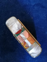 Charger l&#39;image dans la galerie, Boîte à tabac à priser Agathe et marqueterie de pierre semi précieuse. Probablement vers 1930
