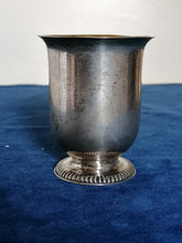 Charger l&#39;image dans la galerie, Vieux lausanne Orfèvre lecomte XIXème gobelet en argent massif, intérieur doré. Parfait état et sans monogramme. 
