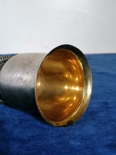 Charger l&#39;image dans la galerie, Vieux lausanne Orfèvre lecomte XIXème gobelet en argent massif, intérieur doré. Parfait état et sans monogramme. 
