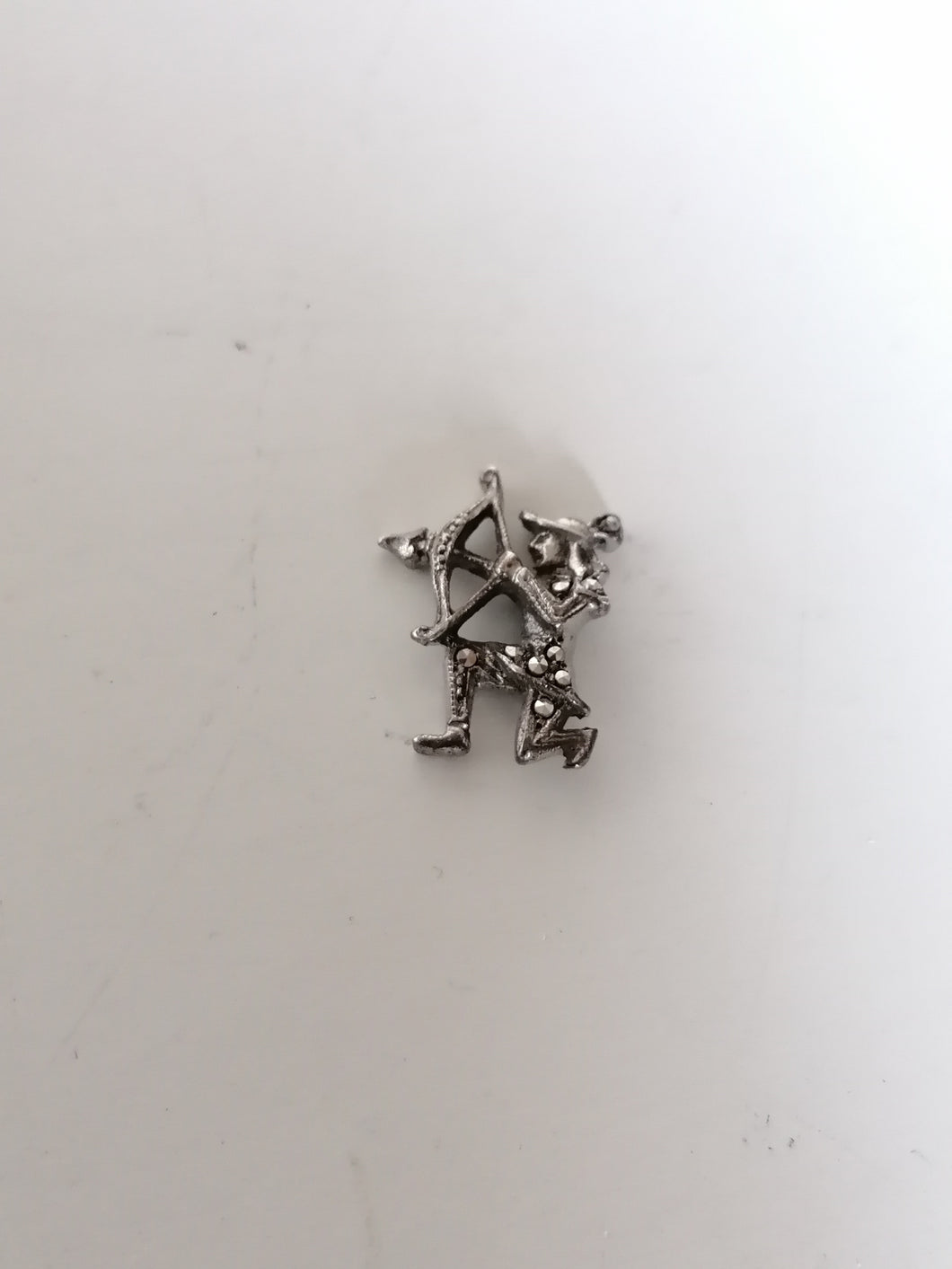 Tout petit tireur à l'arc en argent massif et marcassite