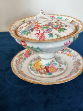 Charger l&#39;image dans la galerie, Saucière en porcelaine peinte   probablement Minton de Sarreguemines parfait état, fin XIXe
