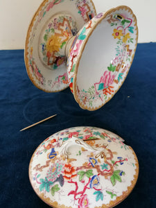 Saucière en porcelaine peinte   probablement Minton de Sarreguemines parfait état, fin XIXe