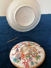 Charger l&#39;image dans la galerie, Saucière en porcelaine peinte   probablement Minton de Sarreguemines parfait état, fin XIXe
