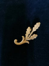 Charger l&#39;image dans la galerie, Décoration broche feuille de Chêne argenté probablement seconde guerre mondiale, origine à identifier. 
