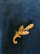 Charger l&#39;image dans la galerie, Décoration broche feuille de Chêne argenté probablement seconde guerre mondiale, origine à identifier. 
