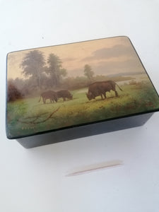 Boîte russe en papier mâché et laque, peint à la main et signé, décors bison dans pâture. Parfait état 