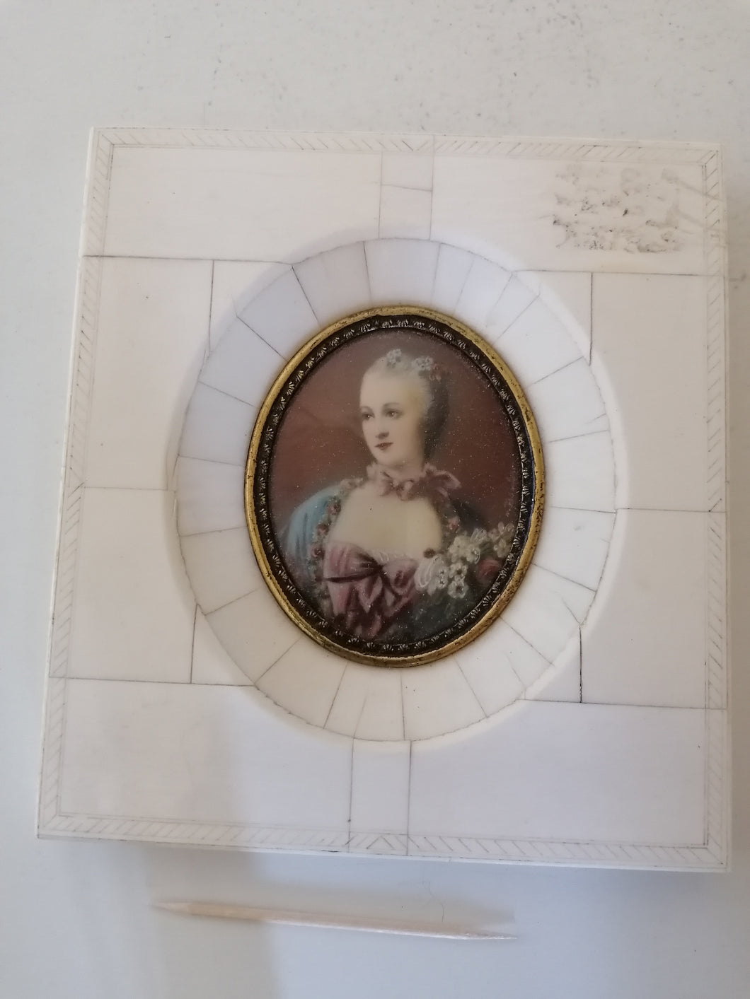 Marquise de Pompadour miniature peinte à la main et signé