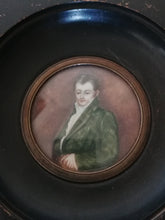 Charger l&#39;image dans la galerie, Portrait homme miniature peint à la main, fin XIXe. 
