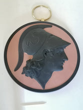 Charger l&#39;image dans la galerie, Tête grecque dans le style de Wedgwood.. En résine. Parfait état

