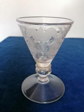 Charger l&#39;image dans la galerie, Rare et magnifiques verre à vin XVIIIème, cristal soufflé et gravé. En parfait état 
