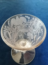 Charger l&#39;image dans la galerie, Rare et magnifiques verre à vin XVIIIème, cristal soufflé et gravé. En parfait état 
