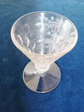 Charger l&#39;image dans la galerie, Rare et magnifiques verre à vin XVIIIème, cristal soufflé et gravé. En parfait état 
