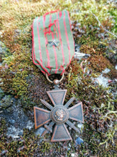 Charger l&#39;image dans la galerie, Croix de guerre française 14-18 avec son ruban et une étoile.
