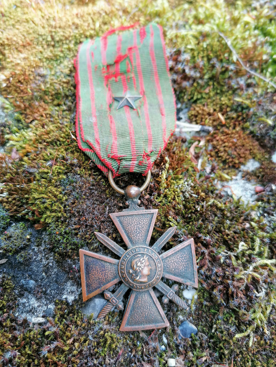 Croix de guerre française 14-18 avec son ruban et une étoile.