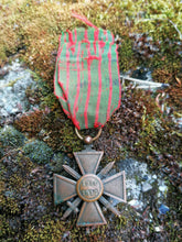Charger l&#39;image dans la galerie, Croix de guerre française 14-18 avec son ruban et une étoile.
