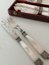 Charger l&#39;image dans la galerie, Service à poisson fin XIXe début XXème avec manche en nacre monogrammé, bague en argent massif, et lame argenté. Dans son écrin
