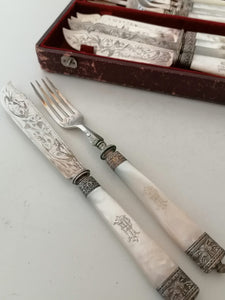 Service à poisson fin XIXe début XXème avec manche en nacre monogrammé, bague en argent massif, et lame argenté. Dans son écrin