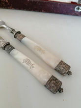 Charger l&#39;image dans la galerie, Service à poisson fin XIXe début XXème avec manche en nacre monogrammé, bague en argent massif, et lame argenté. Dans son écrin

