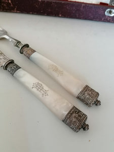 Service à poisson fin XIXe début XXème avec manche en nacre monogrammé, bague en argent massif, et lame argenté. Dans son écrin