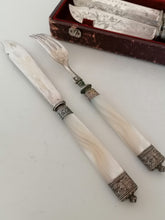 Charger l&#39;image dans la galerie, Service à poisson fin XIXe début XXème avec manche en nacre monogrammé, bague en argent massif, et lame argenté. Dans son écrin
