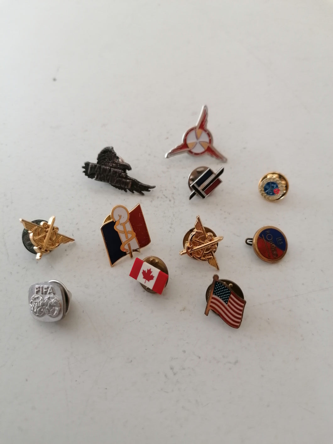 Lot de pins militaire, drapeaux, TCS, routiers, ect. 
