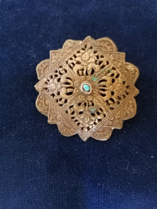 Broche ou boucle en bronze tibétin avec turquoise au centre. Début XXème 